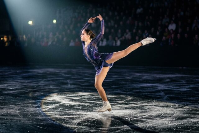 Patineuse artistique en pirouette sur la glace